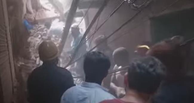 ഡ​ല്‍​ഹി​യി​ല്‍ കെ​ട്ടി​ടം ത​ക​ര്‍​ന്നു​വീ​ണ് അ​പ​ക​ടം; നി​ര​വ​ധി പേ​ര്‍ കു​ടു​ങ്ങി​കി​ട​ക്കു​ന്നു