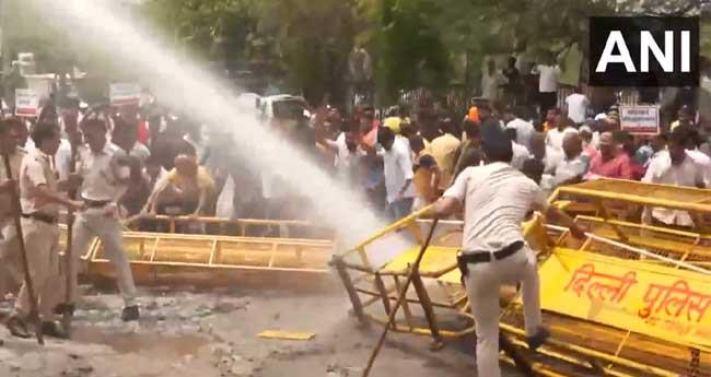 ഡ​ൽ​ഹി​ ജ​ല​പ്ര​തി​സ​ന്ധി: ത​ല​സ്ഥാ​ന​ത്ത് ബി​ജെ​പി പ്ര​തി​ഷേ​ധം; പോ​ലീ​സ് ജ​ല​പീ​ര​ങ്കി പ്ര​യോ​ഗി​ച്ചു