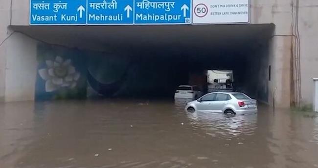 ഡ​ൽ​ഹി​യി​ൽ ക​ന​ത്ത മ​ഴ: മ​ര​ങ്ങ​ൾ ക​ട​പു​ഴ​കി, വി​മാ​ന സ​ർ​വീ​സു​ക​ൾ റ​ദ്ദാ​ക്കി