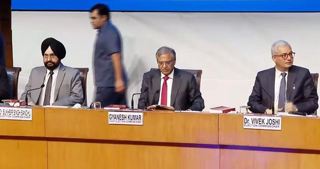 വോ​ട്ട് കൊ​ള്ള​യെ​ന്ന ആ​രോ​പ​ണം ഭ​ര​ണ​ഘ​ട​ന​യ്ക്ക് അ​പ​മാ​നം, രാ​ഹു​ൽ വോ​ട്ട​ർ​മാ​രു​ടെ സ്വ​കാ​ര്യ​ത ലം​ഘി​ച്ചു: തെ​ര​ഞ്ഞെ​ടു​പ്പ് ക​മ്മീ​ഷ​ൻ