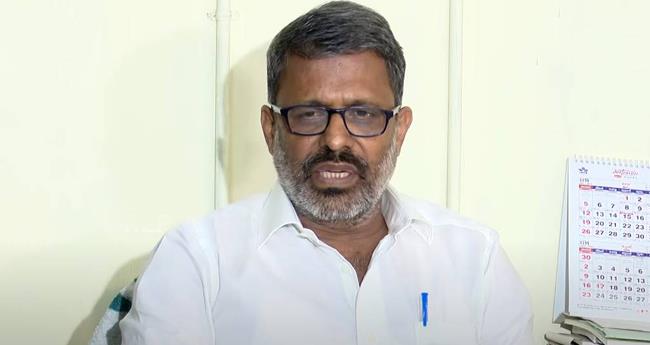 സ​മ​യ​മാ​കു​മ്പോ​ൾ തെ​ളി​വു​ക​ള്‍ പു​റ​ത്തു​വി​ടും; ഷാ​ഫി നി​യ​മ​പ​ര​മാ​യി പോ​ക​ട്ടെ: ഇ.​എ​ൻ. സു​രേ​ഷ് ബാ​ബു