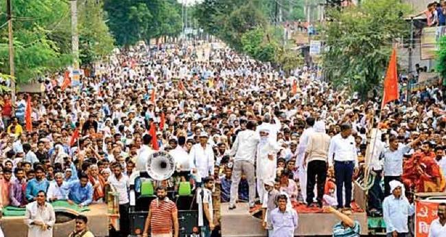 ക​ർ​ഷ​ക​ർ സ​മ​രം ക​ടു​പ്പി​ക്കു​ന്നു; ബി​ജെ​പി നേ​താ​ക്ക​ളു​ടെ വീ​ട് വ​ള​ഞ്ഞു