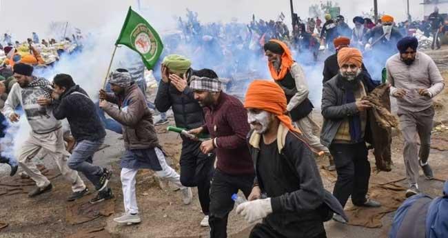 ഡ​ൽ​ഹി ച​ലോ മാ​ർ​ച്ചു​മാ​യി ക​ർ​ഷ​ക​ർ, ക​ണ്ണീ​ർ​വാ​ത​ക​വു​മാ​യി പോ​ലീ​സ്; ശം​ഭു അ​തി​ർ​ത്തി​യി​ൽ സം​ഘ​ർ​ഷം