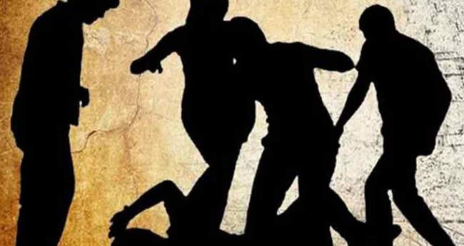 വ​ട​ക​ര​യി​ൽ അ​ധ്യാ​പ​ക​നെ ആ​റം​ഗ​സം​ഘം ആ​ക്ര​മി​ച്ചു: ക​ണ്ണി​നും വാ​രി​യെ​ല്ലി​നും ഗു​രു​ത​ര പ​രി​ക്ക്