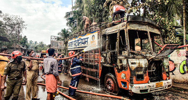 ഗ്യാ​സ് സി​ലി​ണ്ട​ർ ക​യ​റ്റി​യ ലോ​റി​ക്ക്  തീപി​ടി​ച്ചു; ഒ​ഴി​വാ​യ​തു വ​ൻ ദു​ര​ന്തം