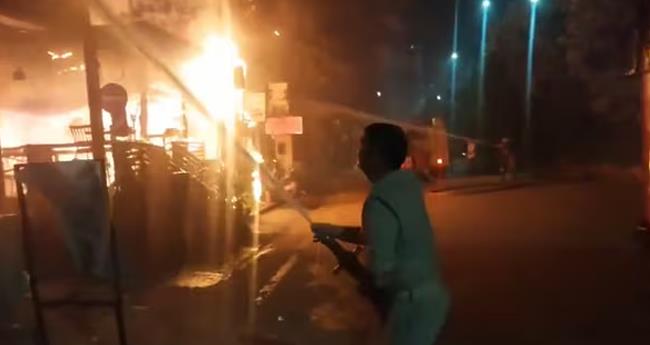 ഗാ​സി​യാ​ബാ​ദി​ൽ ച​ന്ത​യി​ൽ തീ​പി​ടി​ത്തം: നാ​ല് ക​ട​ക​ൾ ക​ത്തി​ന​ശി​ച്ചു