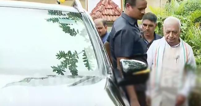 ന​വീ​ന്‍ ബാ​ബു​വി​ന്‍റെ കു​ടും​ബാം​ഗ​ങ്ങ​ളെ സ​ന്ദ​ർ​ശി​ച്ച് ഗ​വ​ർ​ണ​ർ