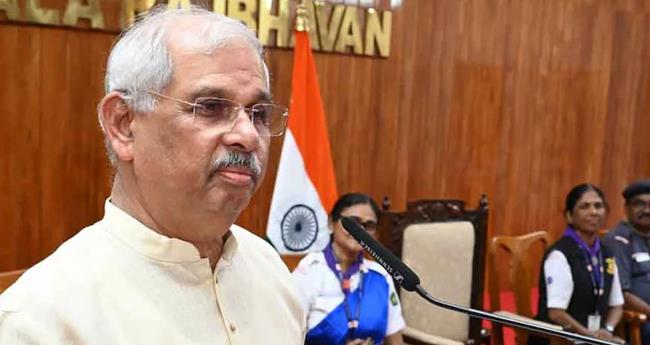ഭാ​ര​താം​ബ​യെ ഒ​ഴി​വാ​ക്കു​ന്ന പ്ര​ശ്ന​മി​ല്ല; ദേ​ശീ​യ​ത​യി​ൽ​നി​ന്നു പി​ന്നോ​ട്ടി​ല്ല: നി​ല​പാ​ട് ക​ടു​പ്പി​ച്ച് ഗ​വ​ർ​ണ​ർ