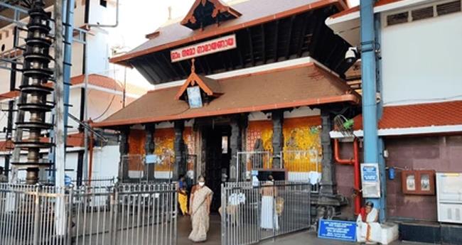 ഗു​രു​വാ​യൂ​ർ ക്ഷേ​ത്രം ന​ട​പ്പ​ന്ത​ലി​ൽ വീ​ഡി​യോ​ഗ്ര​ഫി​ക്ക് നി​യ​ന്ത്ര​ണം; കേ​ക്ക് മു​റി​ക്കാ​നു​ള്ള സ്ഥ​ല​മ​ല്ലെ​ന്ന് ഹൈ​ക്കോ​ട​തി