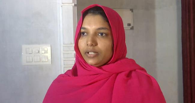 പ്ര​സ​വ ശ​സ്ത്ര​ക്രി​യ​ക്കി​ടെ വ​യ​റ്റി​ൽ ക​ത്രി​ക കു​ടു​ങ്ങി​യ സം​ഭ​വം; ഹ​ർ​ഷി​ന വീ​ണ്ടും സ​മ​ര​ത്തി​ലേ​ക്ക്