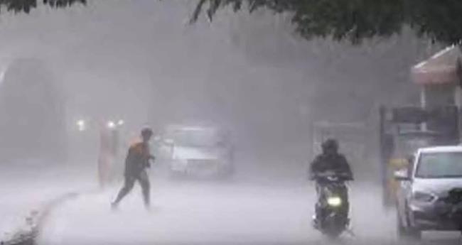 സം​സ്ഥാ​ന​ത്ത് മ​ഴ ക​ന​ക്കു​ന്നു; വി​നോ​ദ സ​ഞ്ചാ​ര കേ​ന്ദ്ര​ങ്ങ​ളി​ൽ നി​യ​ന്ത്ര​ണം ഏ​ർ​പ്പെ​ടു​ത്തി