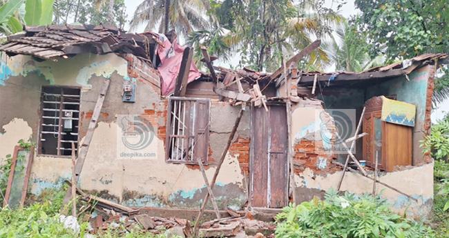 ര​ക്ഷ​യാ​യ​ത് ഫാ​ൻ; മ​ഴ​യി​ല്‍ വീ​ട് ത​ക​ര്‍​ന്ന് വീ​ണു, വീ​ട്ടു​ട​മ അ​ദ്ഭുതക​ര​മാ​യി ര​ക്ഷ​പ്പെ​ട്ടു