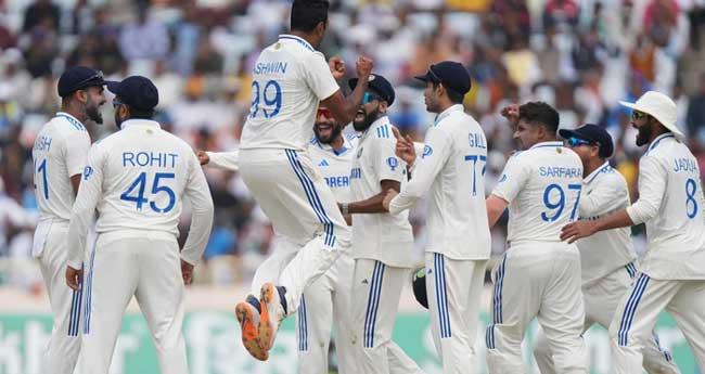 വ​ട്ടം​ക​റ​ക്കി അ​ശ്വി​നും കു​ൽ​ദീ​പും; ഇം​ഗ്ല​ണ്ടി​ന് ബാ​റ്റിം​ഗ് ത​ക​ർ​ച്ച, എ​ട്ടു​വി​ക്ക​റ്റ് ന​ഷ്ടം