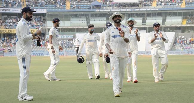 ക​റ​ക്കി​വീ​ഴ്ത്തി ജ​ഡേ​ജ​യും വാ​ഷിം​ഗ്ട​ണും; മും​ബൈ​യി​ൽ കി​വീ​സ് 235നു ​പു​റ​ത്ത്