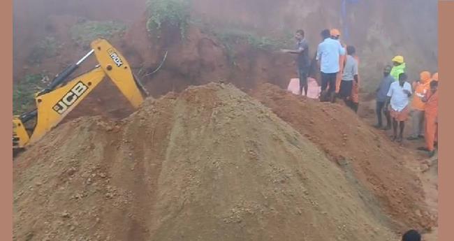 ഇ​ടു​ക്കി​യി​ൽ കെ​ട്ടി​ട നി​ർ​മാ​ണ​ത്തി​നി​ടെ മ​ണ്ണി​ടി​ഞ്ഞ് വീ​ണു: ഒ​രാ​ൾ മ​രി​ച്ചു