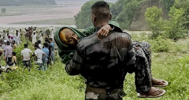 കി​ഷ്ത്വാ​ർ  മേ​ഘ​വി​സ്ഫോ​ട​നം: തെ​ര​ച്ചി​ല്‍  തു​ട​രു​ന്നു