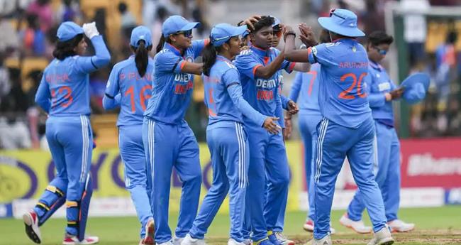 ഹാ​ട്രി​ക് വി​ജ​യ​വു​മാ​യി ഇ​ന്ത്യ​ന്‍ വ​നി​ത​ക​ള്‍ ; ​ദ​ക്ഷി​ണാ​ഫ്രി​ക്ക​യ്‌​ക്കെ​തി​രാ​യ ഏ​ക​ദി​ന പ​ര​മ്പ​ര തൂ​ത്തു​വാ​രി