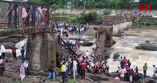 മ​ഹാ​രാ​ഷ്ട്ര​യി​ൽ പാ​ലം ത​ക​ർ​ന്ന് ആ​റ് പേ​ർ മ​രി​ച്ചു, നി​ര​വ​ധി പേ​ർ ഒ​ഴി​ക്കി​ൽ​പ്പെ​ട്ടു