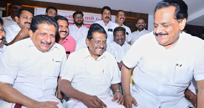 ജോണി നെല്ലൂർ  പി.ജെ. ജോസഫിനൊപ്പം