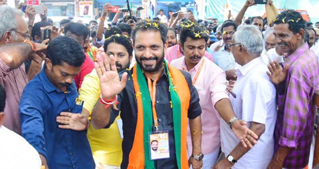 കെ. ​സു​രേ​ന്ദ്ര​ൻ ത​ന്നെ തു​ട​രു​മെ​ന്ന് കേ​ന്ദ്രം