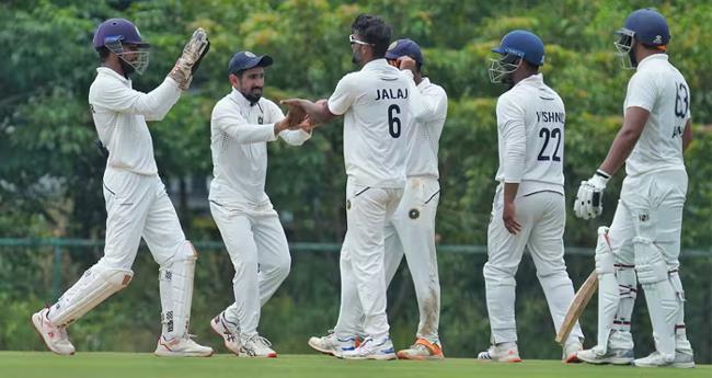 ര​ഞ്ജി​യി​ൽ കേ​ര​ള​ത്തി​നെ​തി​രേ ത​ക​ര്‍​ന്ന​ടി​ഞ്ഞ് പ​ഞ്ചാ​ബ്, അ​ഞ്ചി​ന് 95