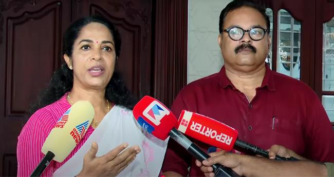 "ഒ​രു ബോം​ബ് വ​രു​ന്നു​ണ്ട്; ധൈ​ര്യ​മാ​യി ഇ​രി​ക്ക​ണ​മെ​ന്ന് പ്രാ​ദേ​ശി​ക കോ​ണ്‍​ഗ്ര​സ് നേ​താ​വ് പ​റ​ഞ്ഞു...