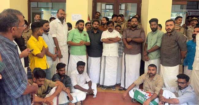 മെ​ഡി​ക്ക​ൽ കോ​ളജി​ലെ പൊ​ട്ടി​ത്തെ​റി: പ്രി​ൻ​സി​പ്പ​ലി​ന്‍റെ ഓ​ഫീ​സ് ഉ​പ​രോ​ധി​ച്ച് യൂ​ത്ത് കോ​ൺ​ഗ്ര​സ്