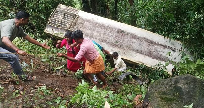 നി​യ​ന്ത്ര​ണം​വി​ട്ട കെ​എ​സ്ആ​ർ​ടി​സി ബ​സ് താ​ഴ്ച​യി​ലേ​ക്കു മ​റി​ഞ്ഞു; ര​ണ്ടു​പേ​ർ​ക്ക് പ​രി​ക്ക്
