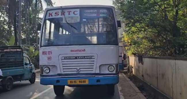 ഓ​ടി​ക്കൊ​ണ്ടി​രു​ന്ന കെ​എ​സ്ആ​ര്‍​ടി​സി ബ​സി​ല്‍ നി​ന്നും തെ​റി​ച്ചു​വീ​ണ് യാ​ത്ര​ക്കാ​രി​ക്ക് പ​രി​ക്ക്