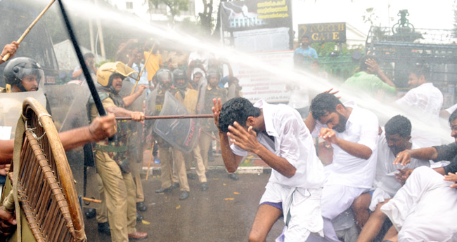 കെ​എ​സ്‌​യു  സെ​ക്ര​ട്ടേ​റി​യ​റ്റ്  മാ​ർ​ച്ചി​ൽ സം​ഘ​ർ​ഷം