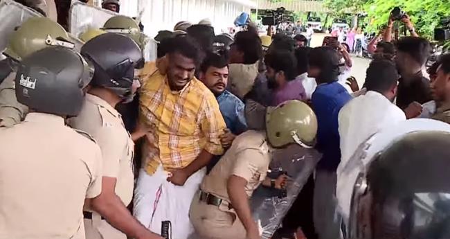 കാ​ലി​ക്ക​ട്ട് സ​ര്‍​വ​ക​ലാ​ശാ​ല​യി​ലേ​ക്ക് കെ​എ​സ്‌​യു ന​ട​ത്തി​യ പ്ര​തി​ഷേ​ധ മാ​ർ​ച്ചി​ൽ സം​ഘ​ർ​ഷം