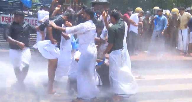 പ്ല​സ്‌​വ​ൺ സീ​റ്റ് പ്ര​തി​സ​ന്ധി: പാ​ല​ക്കാ​ട്ടും ക​ണ്ണൂ​രിലും കെ​എ​സ്‌​യു മാ​ർ​ച്ചി​ൽ സം​ഘ​ര്‍​ഷം