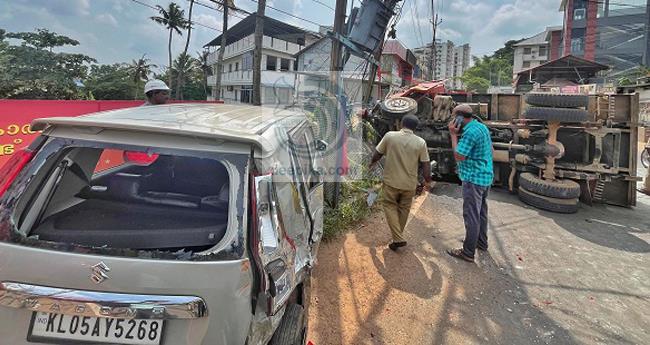 ടി​പ്പ​ര്‍ നി​യ​ന്ത്ര​ണം​വി​ട്ട് കാ​റി​ലി​ടി​ച്ച​ശേ​ഷം ട്രാ​ന്‍​സ്ഫോ​ര്‍​മ​റി​ൽ ഇ​ടി​ച്ചു​മ​റി​ഞ്ഞു; ര​ണ്ടു​പേ​ർ​ക്ക് പ​രി​ക്ക്