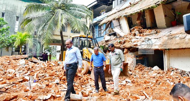 കോ​ട്ട​യം മെ​ഡി​ക്ക​ൽ കോ​ള​ജ് ദു​ര​ന്തം: ജി​ല്ലാ ക​ള​ക്ട​ര്‍ അ​പ​ക​ട​സ്ഥ​ലം സ​ന്ദ​ര്‍​ശി​ച്ചു