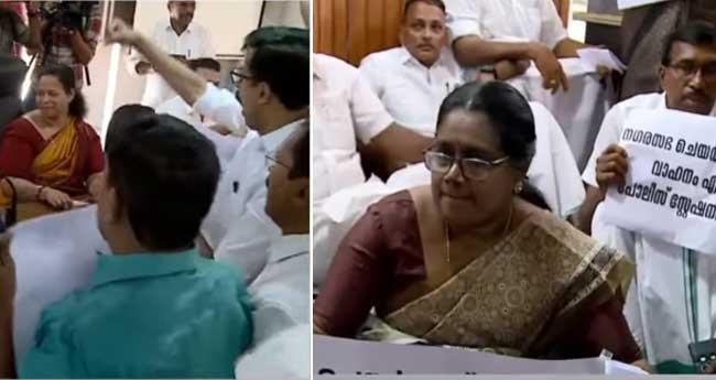 കൂ​ത്താ​ട്ടു​കു​ളം ന​ഗ​ര​സ​ഭാ യോ​ഗ​ത്തി​ല്‍ വാ​ക്പോ​ര്; യു​ഡി​എ​ഫി​നൊ​പ്പം പ്ര​തി​ഷേ​ധി​ച്ച് ക​ലാ രാ​ജു