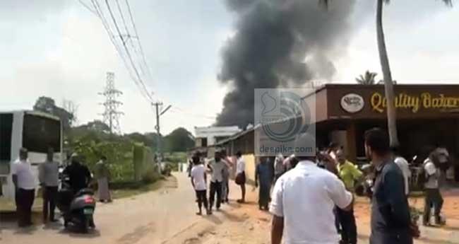 ക​ള​മ​ശേ​രി​യി​ല്‍ കി​ട​ക്ക​നി​ര്‍​മാ​ണ ക​മ്പ​നി​യി​ല്‍ വ​ന്‍ തീ​പി​ടി​ത്തം; 110 കെ​വി ലൈ​ൻ പൊ​ട്ടി​വീ​ണു