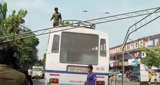 സി​പി​എ​മ്മി​ന്‍റെ സ​മ​ര​പ്പന്ത​ലി​ലേ​ക്ക് കെ​എ​സ്ആ​ര്‍​ടി​സി ബ​സ് ഇ​ടി​ച്ചു​ക​യ​റി; തൊ​ഴി​ലാ​ളി​ക്ക് പ​രി​ക്ക്
