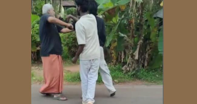 കാ​ർ സൈ​ഡ് കൊ​ടു​ക്കാ​ത്ത​തു​മാ​യി ബ​ന്ധ​പ്പെ​ട്ട ത​ർ​ക്കം; വ​യോ​ധി​ക​നെ ക്രൂ​ര​മാ​യി മ​ർ​ദി​ച്ച് യു​വാ​ക്ക​ൾ