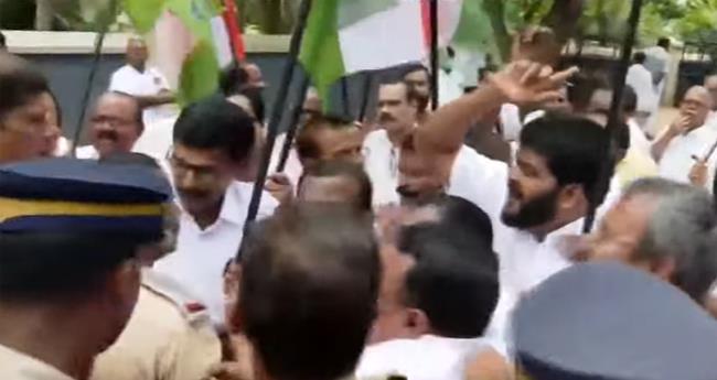 ഭ​ക്ഷ്യ​മ​ന്ത്രി​യു​ടെ വ​സ​തി​യി​ലേ​ക്ക് ക​ര്‍​ഷ​ക കോ​ണ്‍​ഗ്ര​സി​ന്‍റെ പ്ര​തി​ഷേ​ധ മാ​ര്‍​ച്ച്