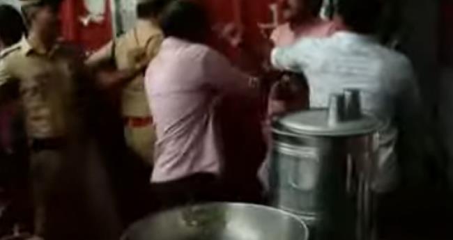 കാ​ര്‍​ത്തി​ക​പ്പ​ള്ളി സ്‌​കൂ​ളി​ല്‍ സം​ഘ​ര്‍​ഷം; യൂ​ത്ത് കോ​ണ്‍​ഗ്ര​സ്-​സി​പി​എം പ്ര​വ​ര്‍​ത്ത​ക​ര്‍ ഏ​റ്റു​മു​ട്ടി