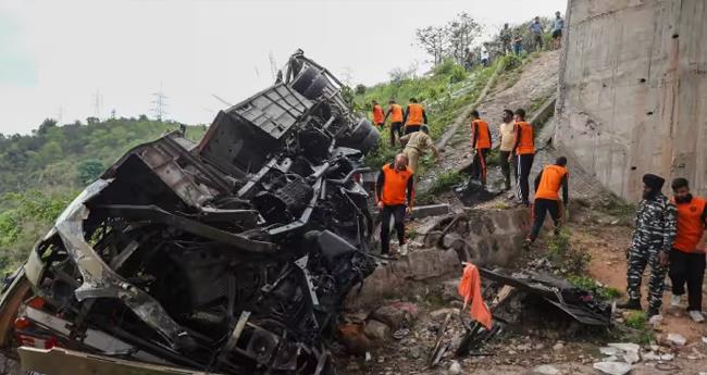 ജ​മ്മുകാ​ഷ്മീ​രി​ല്‍ ബ​സ് കൊ​ക്ക​യി​ലേ​യ്ക്ക് മ​റി​ഞ്ഞ് ഏ​ഴ് പേ​ര്‍ മ​രി​ച്ചു; നി​ര​വ​ധി പേ​ര്‍​ക്ക് പ​രി​ക്ക്