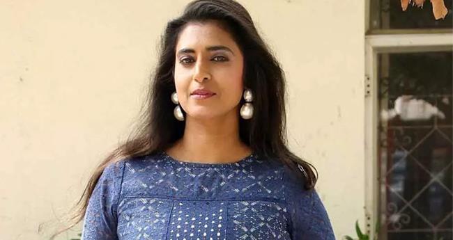 വീ​ട് പൂ​ട്ടി​യ നി​ല​യി​ൽ, ഫോ​ൺ ഓ​ഫാ​ക്കി: വി​വാ​ദ പ​രാ​മ​ർ​ശ​ത്തി​ൽ കേ​സെ​ടു​ത്ത​തി​നു പി​ന്നാ​ലെ ന​ടി ക​സ്തൂ​രി ഒ​ളി​വി​ൽ