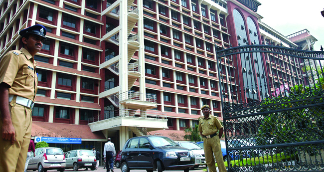 അ​ന്താ​രാഷ്‌ട്ര നി​ല​വാ​ര​ത്തിലല്ലെ​ങ്കി​ലും കൊ​ല്ലാ​ത്ത റോ​ഡ് മ​തി​: ഹൈ​ക്കോ​ട​തി