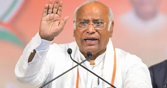 മ​ണി​പ്പു​ര്‍ വി​ഷ​യ​ത്തി​ല്‍ പ്ര​ധാ​ന​മ​ന്ത്രി സം​സാ​രി​ക്ക​ണം; നി​ല​പാ​ട് ക​ടു​പ്പി​ച്ച് ഖാ​ര്‍​ഗെ
