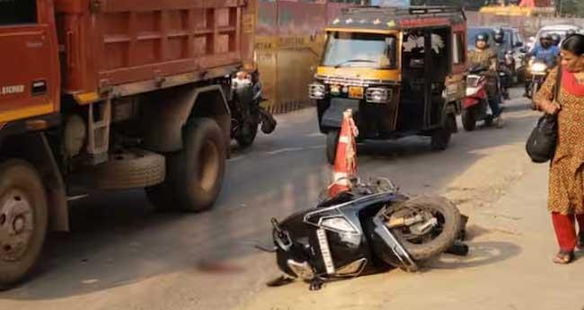 ടാ​ങ്ക​ർ സ്കൂ​ട്ട​റി​ലി​ടി​ച്ച് അ​പ​ക​ടം; ഭ​ർ​ത്താ​വി​നൊ​പ്പം യാ​ത്ര ചെ​യ്ത വീ​ട്ട​മ്മ​യ്ക്ക് ദാ​രു​ണാ​ന്ത്യം