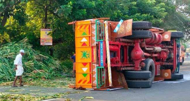 കൊ​ട​ക​ര​യി​ൽ ച​ര​ക്കു​ലോ​റി മ​റി​ഞ്ഞു; ഗ​താ​ഗ​തം ത​ട​സ​പ്പെ​ട്ടു