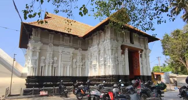 കൂ​ട​ൽ​മാ​ണി​ക്യം ക്ഷേ​ത്ര​ത്തി​ലെ ക​ഴ​കം ജോ​ലി: ബാ​ലു​വി​ന്‍റെ രാ​ജി ദേ​വ​സ്വം ഭ​ര​ണ​സ​മി​തി സ്വീ​ക​രി​ച്ചു
