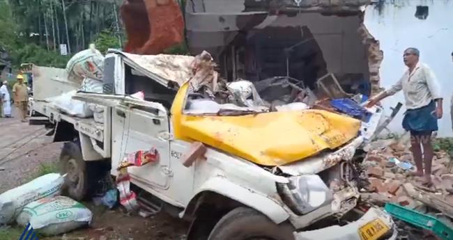 പി​ക്ക​പ്പ് വാ​ന്‍ ചാ​യ​ക്ക​ട​യി​ലേ​ക്ക് ഇ​ടി​ച്ചു​ക​യ​റി; ര​ണ്ട് പേ​ര്‍ മ​രി​ച്ചു; മൂ​ന്ന് പേ​രു​ടെ നി​ല ഗു​രു​ത​രം
