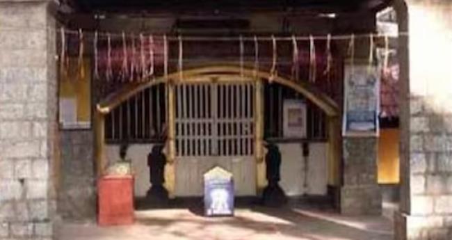 കോ​ട്ട പ​ര​ദേ​വ​താ ക്ഷേ​ത്ര​ത്തി​ലെ സ്വ​ർ​ണം കാ​ണാ​താ​യ സം​ഭ​വം; മു​ൻ എ​ക്സി​ക്യൂ​ട്ടീ​വ് ഓ​ഫീ​സ​ർ​ക്കെ​തി​രെ പ​രാ​തി​ക്കൊ​രു​ങ്ങി ഭാ​ര​വാ​ഹി​ക​ൾ