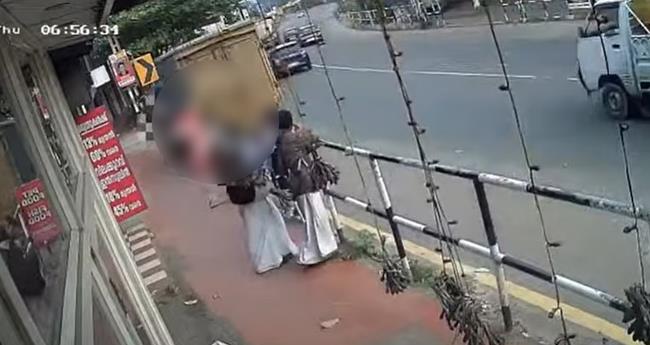 ബ​സ് കാ​ത്തു നി​ന്ന​വ​ര്‍​ക്കി​ട​യി​ലേ​ക്ക് പി​ക്ക​പ്പ് വാ​ന്‍ ഇ​ടി​ച്ചു​ക​യ​റി; ര​ണ്ട് യു​വ​തി​ക​ള്‍​ക്ക് ദാ​രു​ണാ​ന്ത്യം